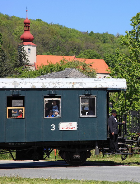 Vlak zosnímaný s kostolom v Hradišti pod Vrátnom, © PhDr. Marián Dujnič