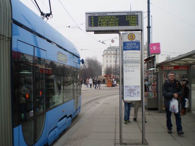 Záhřeb: nový typ tramvajových zastávek s odjezdy v reálném čase- aktuálně tato vypadá zhruba polovina označníků ve městě. 5.3.2011. © Jan Přikryl