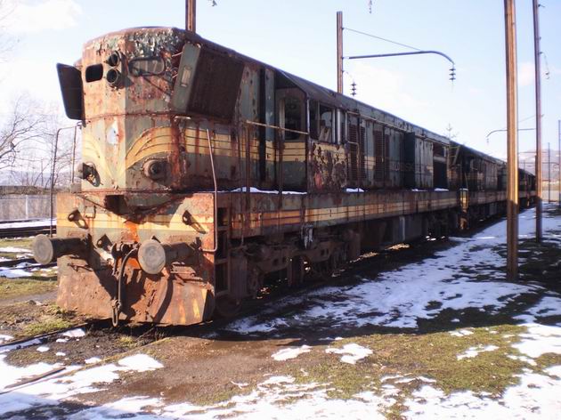 Rajlovac: válkou zničené vraky lokomotiv řady 661 bývalých JŽ. 8.3.2011 © Jan Přikryl