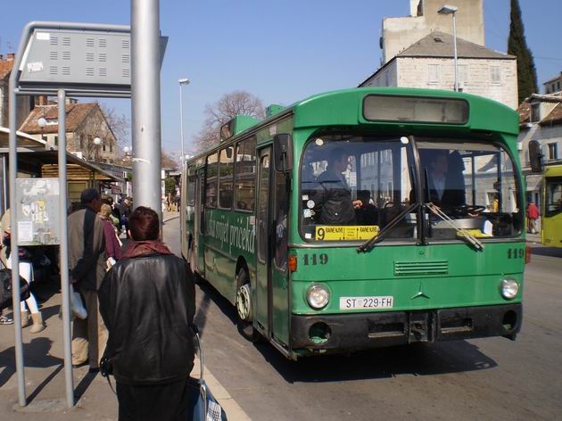 Split: Kloubový autobus MB O305 z roku 1979 na zastávce nad nádražím. 10.3.2011 © Jan Přikryl