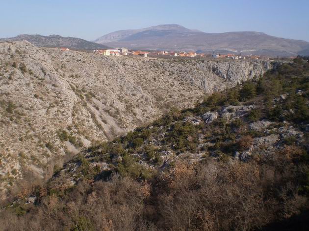 Téměř řecká krajina- vesnice na vrcholu strmého svahu. 11.3.2011 © Jan Přikryl