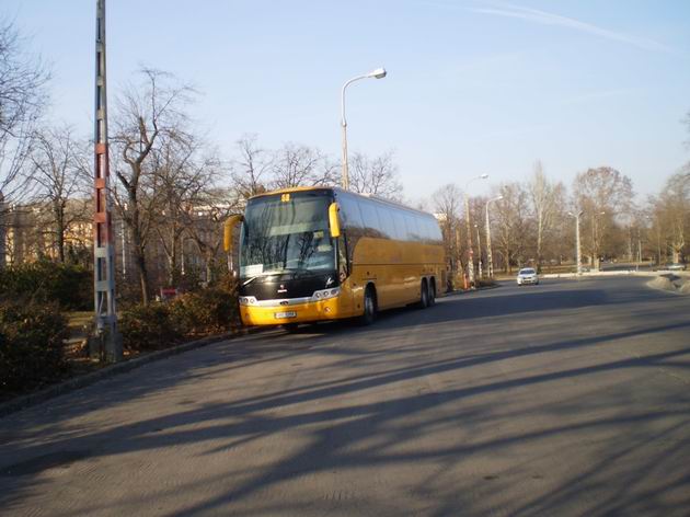 Budapešť: autobus společnosti Student Agency stojí v parku na Népligetu před odjezdem do Prahy. 12.3.2011 © Jan Přikryl