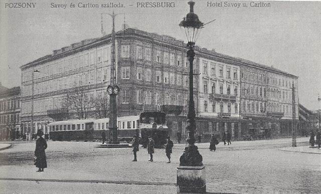 Diaľkový vlak Bratislava - Viedeň pri hoteli Savoy okolo roku 1915.Zdroj: Archív Peter Martinko.