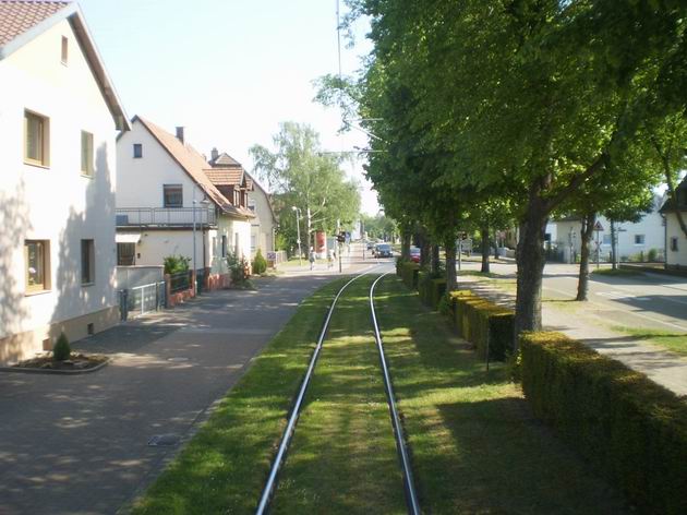 Jednokolejná "tramvajová" trať v centru obce Forchheim jižně od Karlsruhe. 25.4.2011 © Jan Přikryl