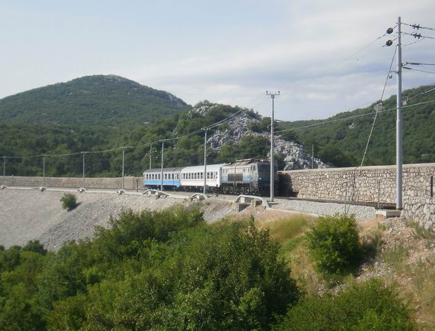 Meja: osobní vlak do Moravice se blíží od Škrljeva. 4.7.2011 © Jiří Mazal