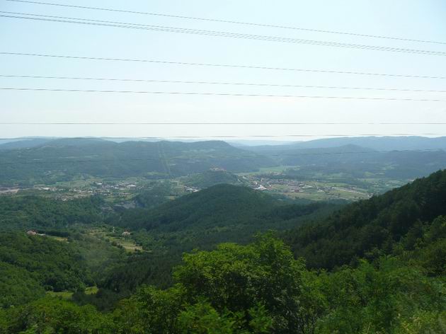 Pohled z vlaku před stanicí Buzet na hluboké údolí- město je na kopci uprostřed. 7.7.2011 © Tomáš Kraus