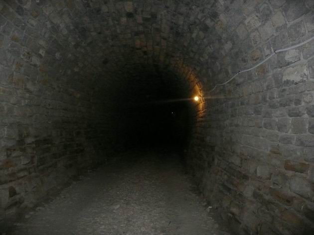 Parenzana: tunel Freschi (Freski) je nejdelší na trati a je osvětlen na fotobuňku. 8.7.2011 © Tomáš Kraus