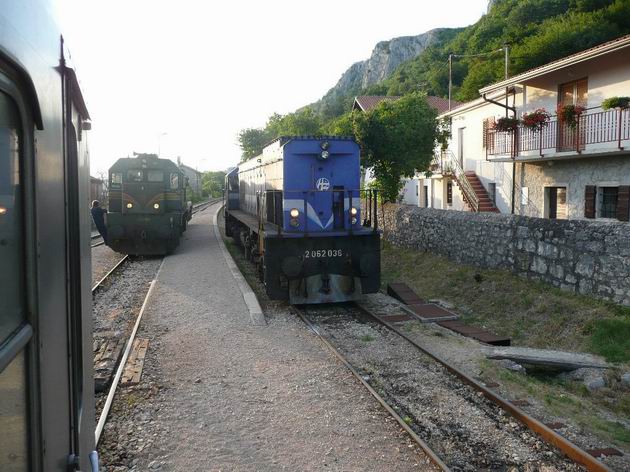 Slovinská lokomotiva řady 664 najíždí v Buzetu na rychlík Istra, zatímco identický stroj chorvatské řady 2062 právě odstoupil. 8.7.2011 © Tomáš Kraus