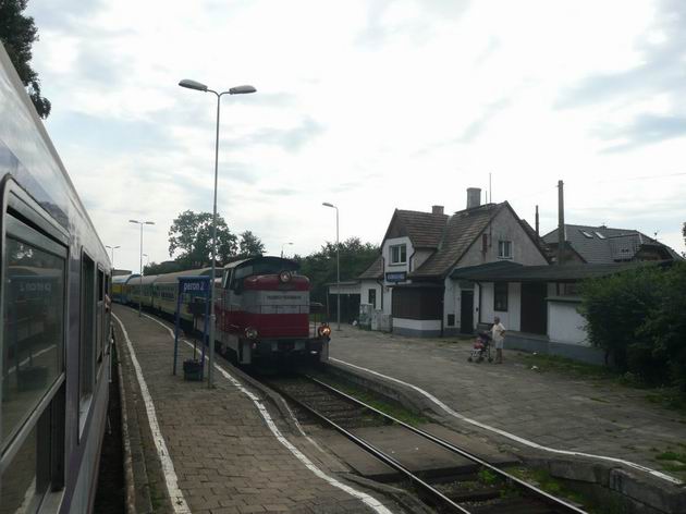 Křižováním s vlakem Regio ve stanici Kuźnica (Hel) © Tomáš Kraus, 24.8.2011