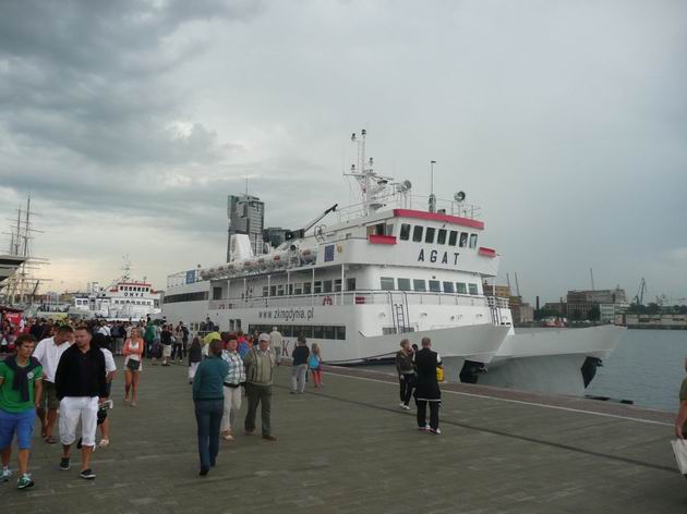"Tramwaj wodny" právě zakotvil na přístavišti v Gdyni © Tomáš Kraus, 24.8.2011