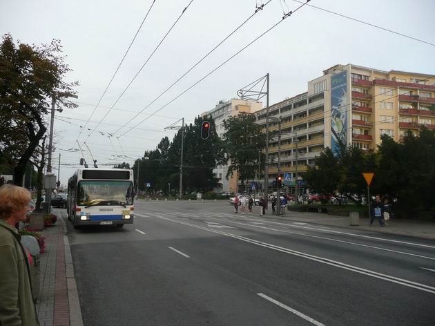 Trolejbus Mercedes Benz přijíždí na zastávku v ulici 10 Lutego © Tomáš Kraus, 24.8.2011