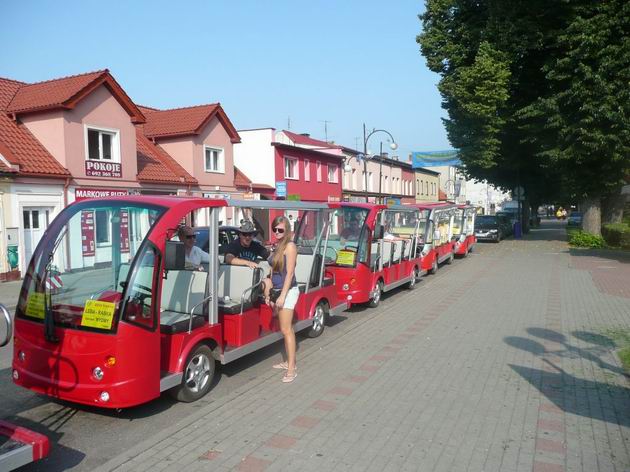 Elektromobily čekají na cestující v centru Łeby © Tomáš Kraus, 26.8.2011
