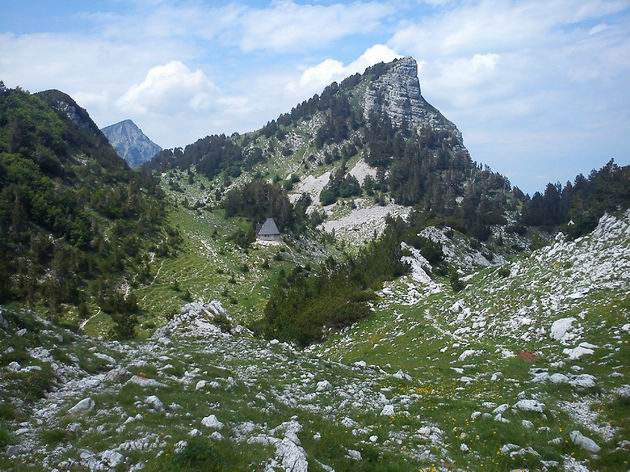 Útulna Jezerce a vrchol Taraš © Rastislav Štangl