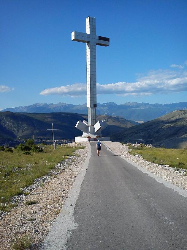 Majestátní kříž na vrchu Hum. © Rastislav Štangl