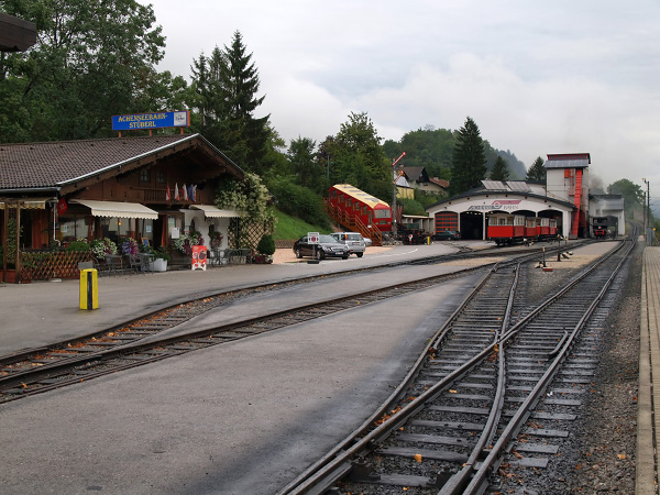 Stanica a depo Achenseebahn, susediaca so stanicou Jenbach 1435mm a stanicou Zillertalbahn
