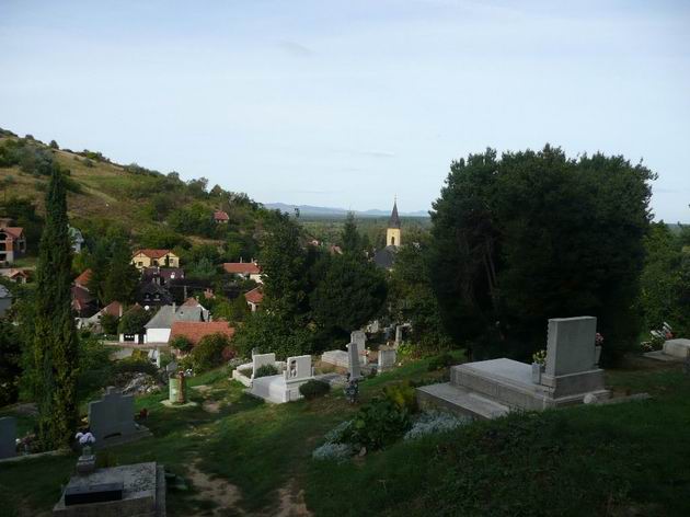 Tokaj: hřbitov na svahu nad centrem města. 29.9.2011 © Tomáš Kraus