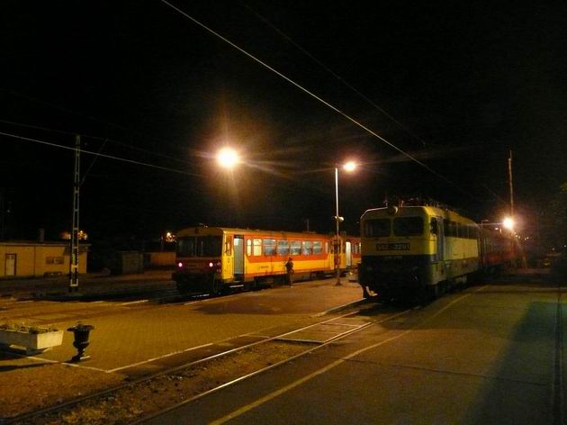 Eger: večerní provoz- vpravo rychlík z Budapešti, vlevo osobní vlak do Füzesabony. 30.9.2011 © Tomáš Kraus
