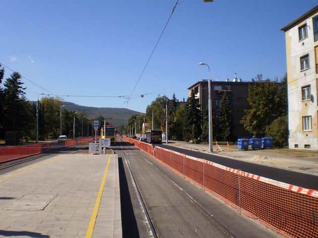 Miskolc: dočasná konečná tramvajové linky 1V Diósgyöri gymnázium je už po rekonstrukci. 1.10.2011 © Jan Přikryl