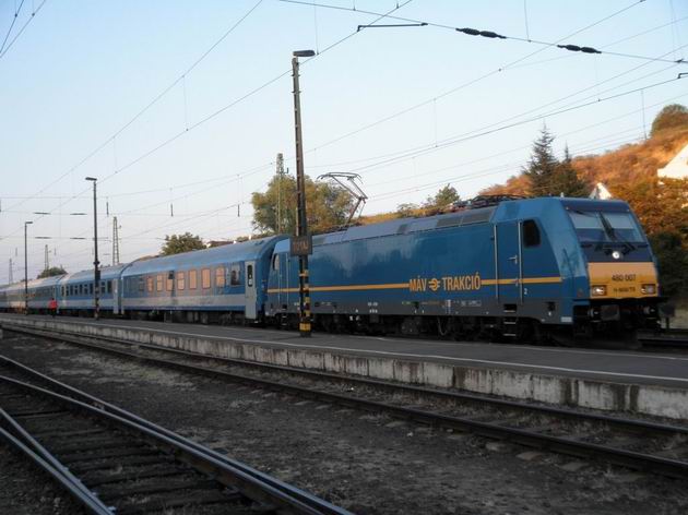 Tokaj: lokomotiva Traxx řady 480.007 přijela s prvním ranním IC do Budapešti přes Debrecen- IC Takta. 2.10.2011 © Aleš Svoboda