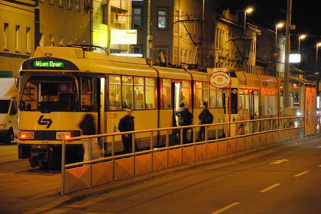 Vídeň: setkání generací tramvajových souprav na Badenerbahn: v popředí starší jednotka z konce 70. let, vzadu úplně nová. 3.3.2012 © Lukáš Uhlíř