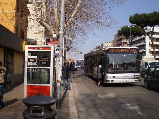 Řím: autobus značky Breda zastavil na lince 791 u stanice metra Cornelia. 4.3.2012 © Jan Přikryl