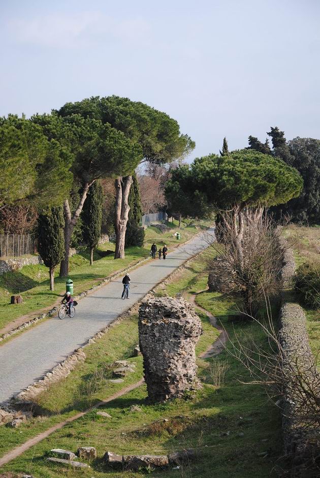 Řím: pohled od mohyly Orazii e Curiazi na Via Appia směrem od města. 4.3.2012 © Lukáš Uhlíř