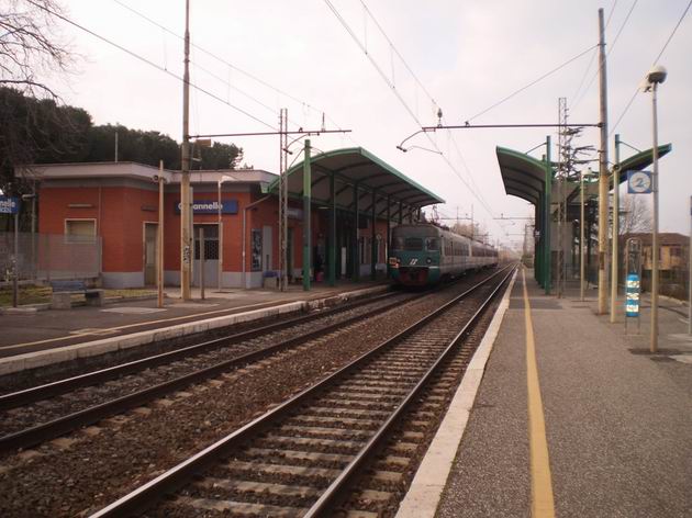 Řím: osobní vlak z Velletri na Termini, vedený elektrickou jednotkou řady ALe 940 Trenitalie, opouští zastávku Capannelle. 4.3.2012 © Jan Přikryl