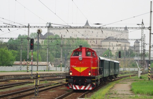 T 466.0253 v čele narodeinového vlaku prichádza z depa do žst. Zvolen os. st., © Jakub Vyskočil