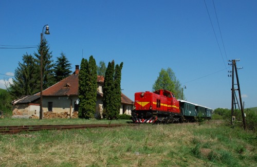 T 466.0253 s historickým vlakom počas fotozastávky v nákladisku so zastávkou Babiná, © Kamil Korecz
