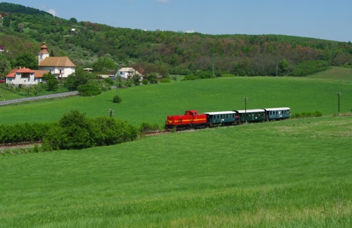 Historický narodeninový vlak počas opakovaného prejazdu pre fotografov pri obci Devičie, © Michal Cagáň