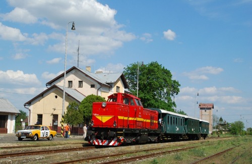 Historický vlak v spoločnosti historického vozidla VB v stanici Šahy, © Kamil Korecz