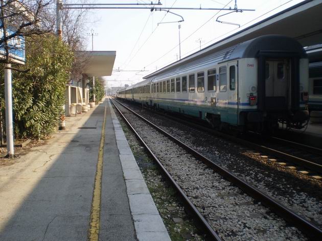 Dlouhá souprava vozů typu UIC-Z1 na vlaku IC z Milana do Bari stojí ve stanici Riccione. 7.3.2012 © Jan Přikryl
