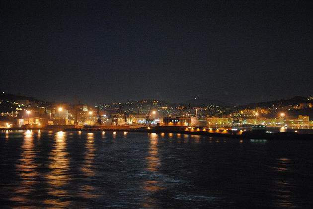 Večerní panorama přístavu v Anconě z paluby odplouvající lodi. 7.3.2012 © Lukáš Uhlíř