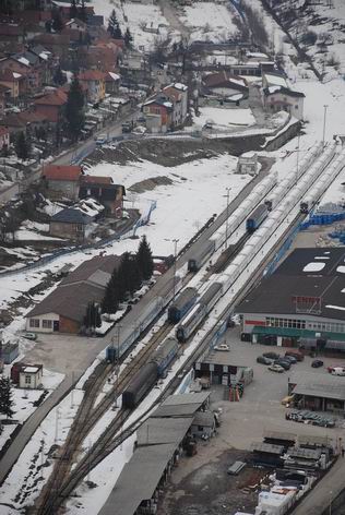 Sarajevo: zcela zaplněné kolejiště "Bosnalijek" u myčky vagónů, kromě klasických vozů tu stojí 5 denních jednotek Talgo. 9.3.2012 © Lukáš Uhlíř