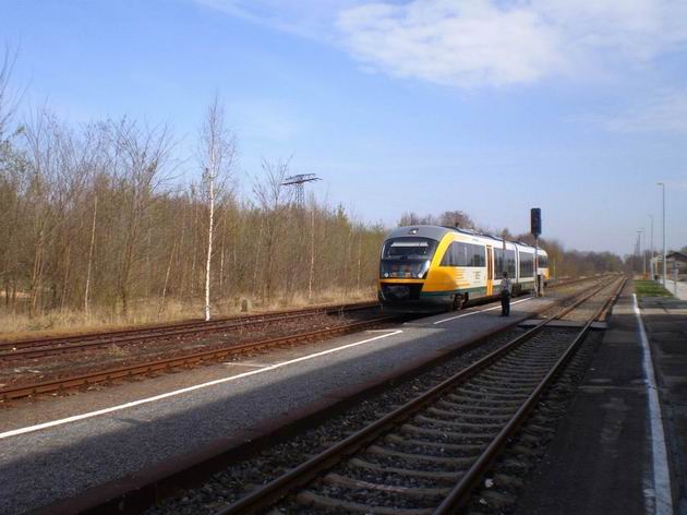 Desiro společnosti ODEG přijíždí na regionálním vlaku z Cottbusu/Chośebuzi do stanice Hagenwerder. 19.4.2012 © Jan Přikryl