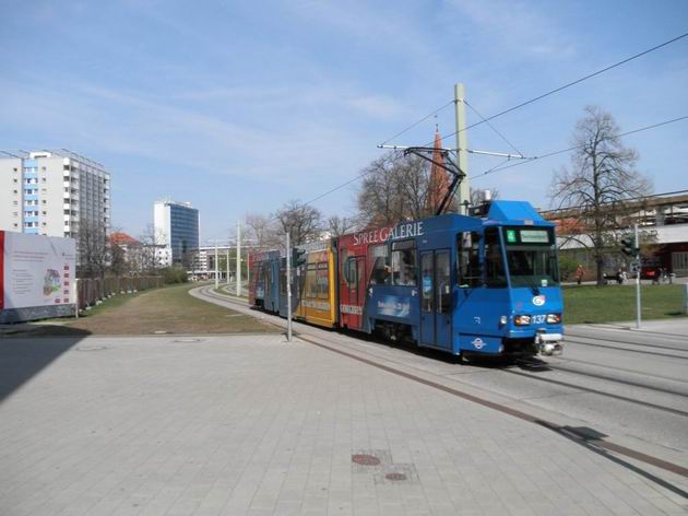 Cottbus/Chośebuz: tramvaj typu KTNF6 přijíždí do zastávky Stadtpromenade na okraji centra města. 19.4.2012 © Aleš Svoboda