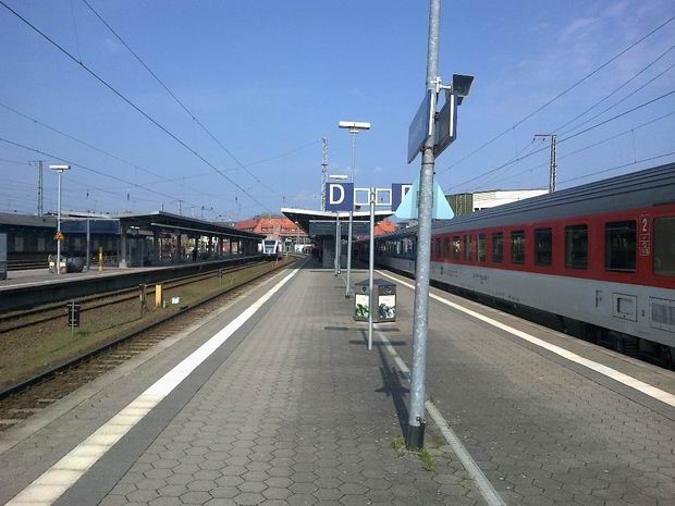 Celkový pohled na hlavní nádraží ve Stralsundu, vozy ČD vpravo jsou souprava EC do Prahy, která tu má úvrať. 21.4.2012 © Tomáš Kraus