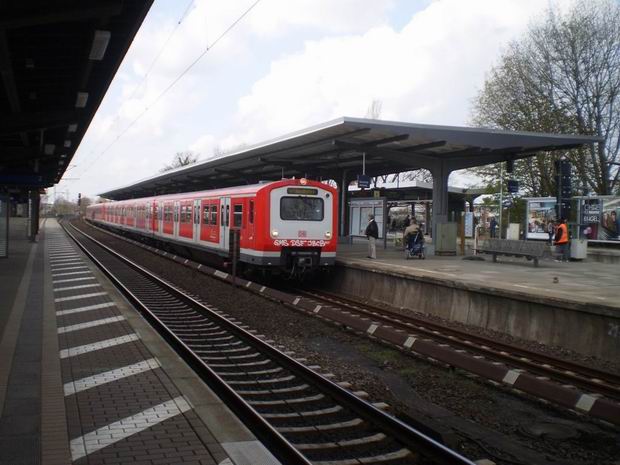Hamburk: souprava S-bahnu ze 70. let přijela na konečnou části spojů linky S21 v Bergedorfu. 21.4.2012 © Jan Přikryl