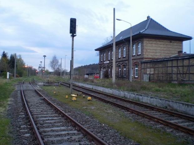 Zrušená jižní část nádraží Blankenberg(Meklenburg) navozuje atmosféru železnice v dobách NDR. 21.4.2012 © Jan Přikryl