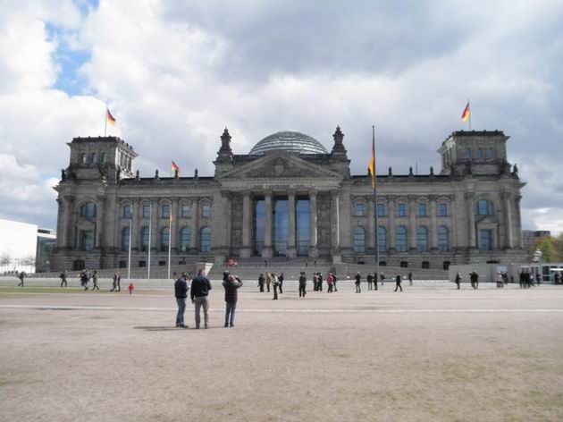 Berlín: celkový pohled na budovu Reichstagu. 22.4.2012 © Aleš Svoboda
