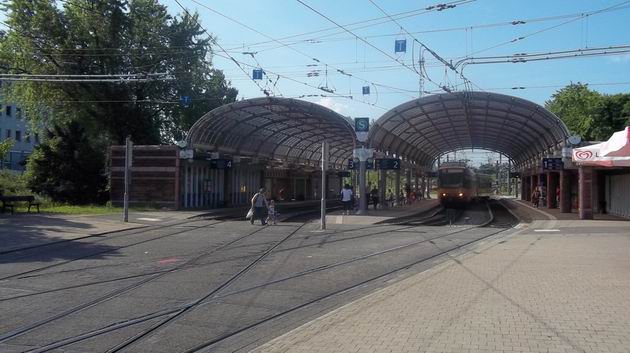 Karlsruhe: celkový pohled na vlakotramvajový terminál Albtalbahnhof. 5.7.2012 © Jan Přikryl