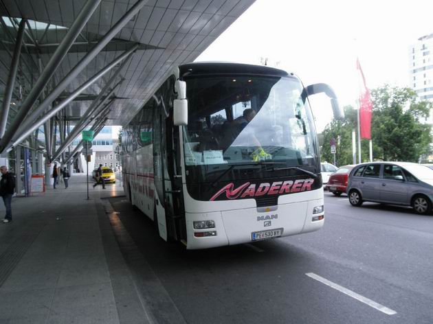 Autobus náhradní dopravy před hlavním nádražím v Linci © Aleš Svoboda