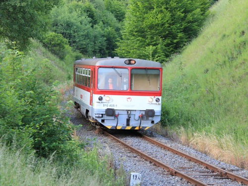 V horúci letný podvečer zdoláva 810 405-1 posledné metre k cieľovej stanici Banská Štiavnica.