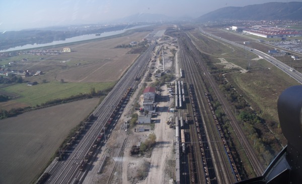 Žilina-Teplička: letecký pohľad na vchodovú skupinu (vľavo) - tranzitnú skupinu (vpravo)