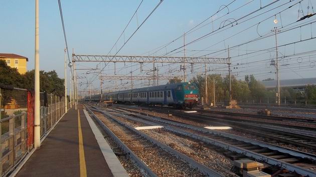 Dlouhá souprava vlaku Regionale veloce z Piacenzy do Ancony, složená z vozů MDVE a MDVC, přijíždí do stanice Parma. 15.8.2012 © Jan Přikryl