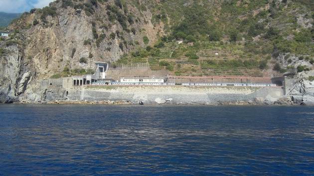 Ve stanici Riomaggiore stojí dlouhý osobní vlak ze Savony do La Spezie, složený z vozů typu MDVE	15.8.2012 © Jan Přikryl
