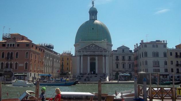 Benátky: kostel San Simeone piccolo z 18. století stojí na opačném břehu Canalu grande přímo proti nádraží Santa Lucia. 17.8.2012 © Jan Přikryl