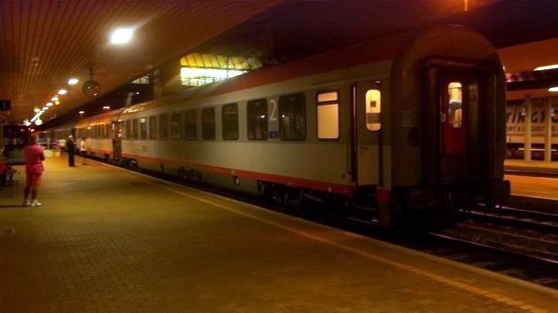 rakouská souprava vlaku EN 1234 Tosca stojí u 1. nástupiště italské pohraniční stanice tarvisio-Boscoverde. 18.8.2012 © Jan Přikryl