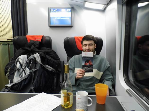 Cestovní pohoda u vína v oddíle 1. třídy rakouského vlaku Railjet. 21.3.2013 © Jan Přikryl