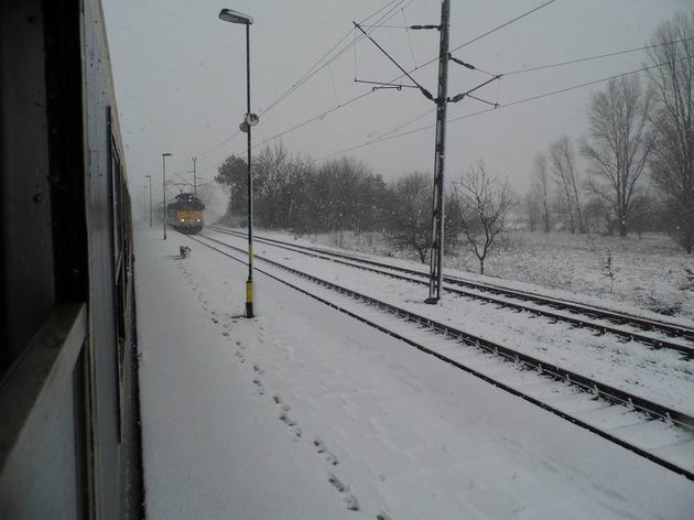 Vlak IC Arányhomok přijíždí do stanice Szatymaz cestou ze Szegedu do Budapešti. 22.3.2013 © Jan Přikryl